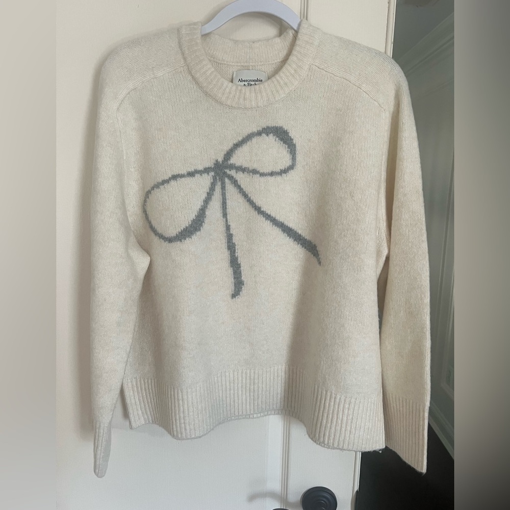 Abercrombie & Fitch Cream Sweater with Gray Bow